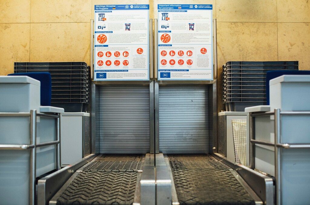 Graue Metall-Rolltür