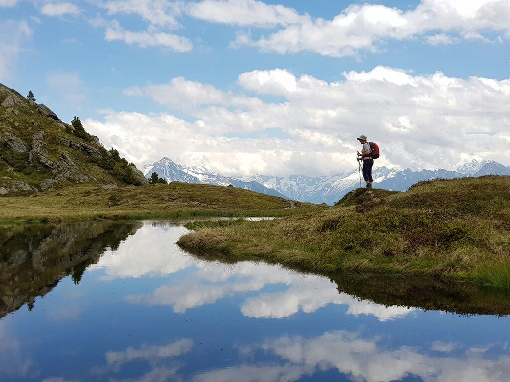 Person mit Blick auf den See auf einer Trekkingreisen