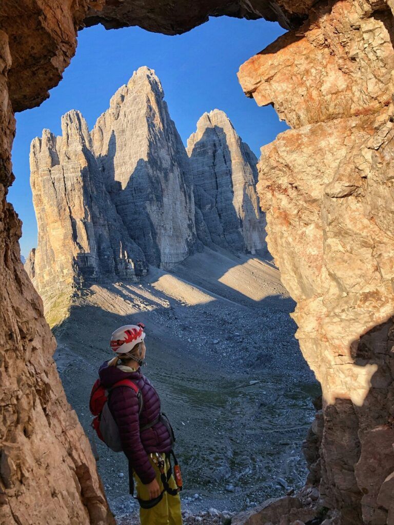 Person beim Trekking zwischen den Felsen