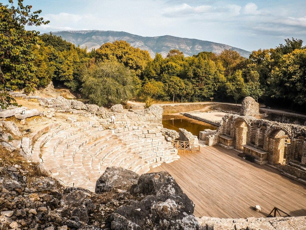 Eine große Steinstruktur mit Bäumen im Hintergrund