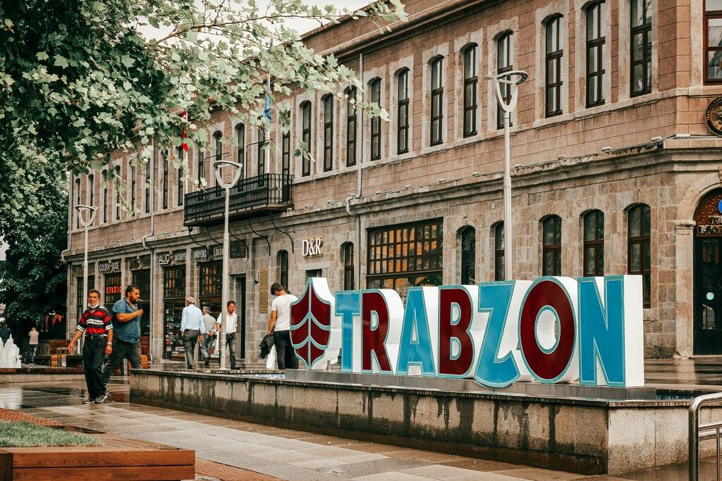 Die beste Reisezeit für die Türkei: Menschen, die tagsüber auf dem Gehweg in der Nähe des Gebäudes laufen