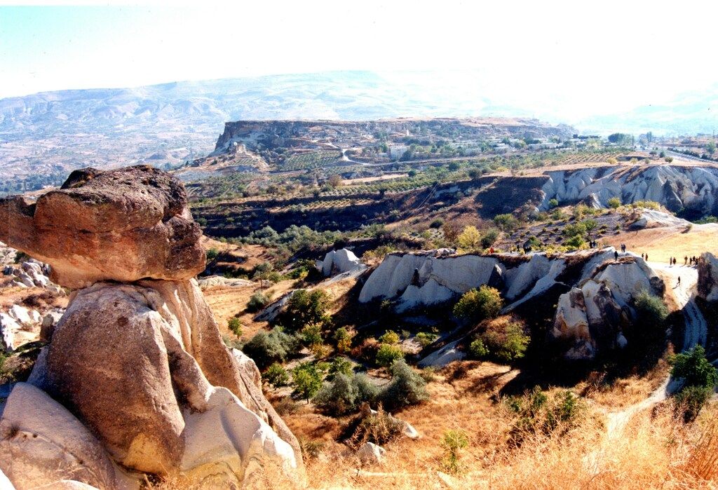 Die beste Reisezeit für die Türkei: Eine Felsformation in der Mitte eines Feldes