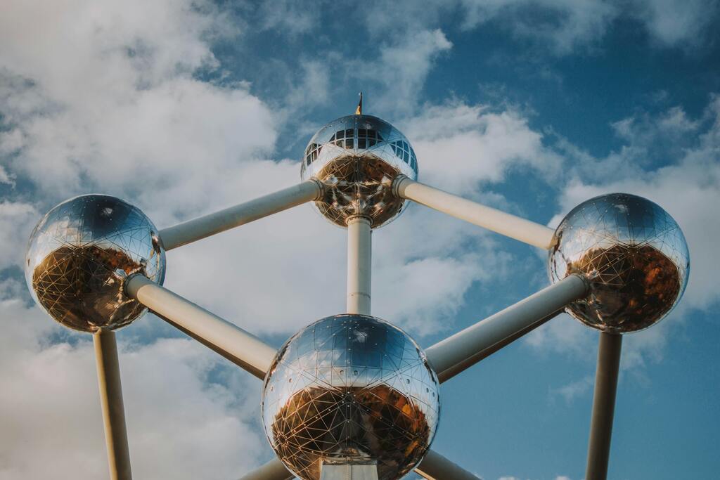 Das Atomium in Brüssel, Belgien, bei blauem Himmel mit beeindruckenden, glänzenden Metallkugeln.
