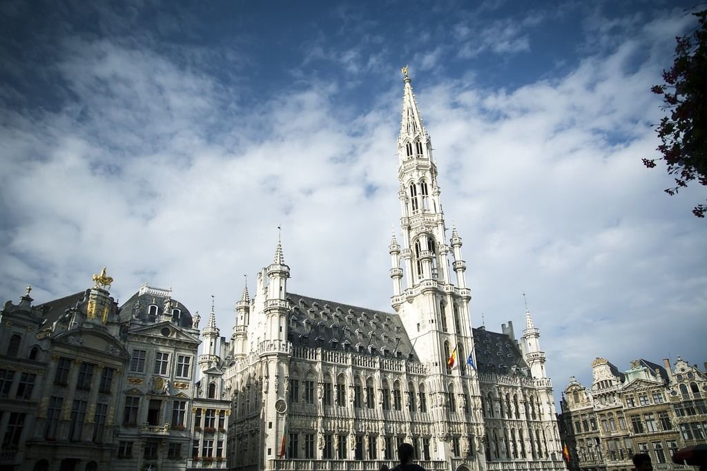 Das Rathaus von Brüssel auf der Grand Place, Belgien, mit gotischer Architektur und blauem Himmel.