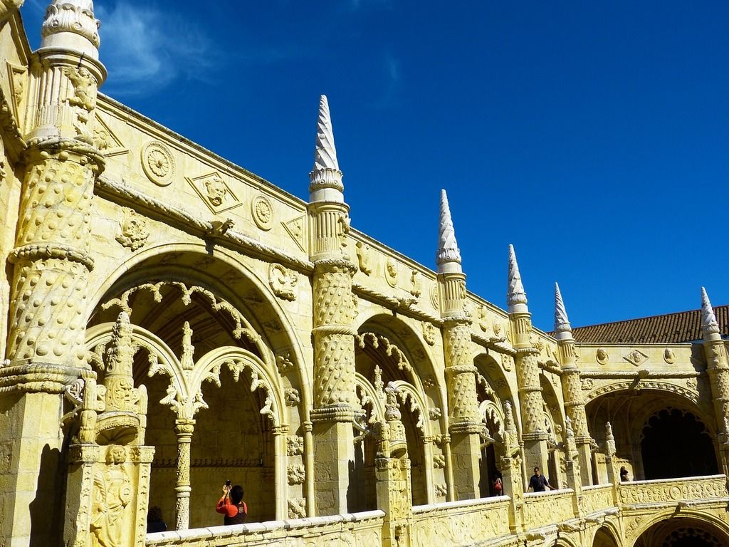 Detailansicht des Jerónimos-Klosters in Lissabon, beeindruckende manuelinische Architektur bei strahlend blauem Himmel.