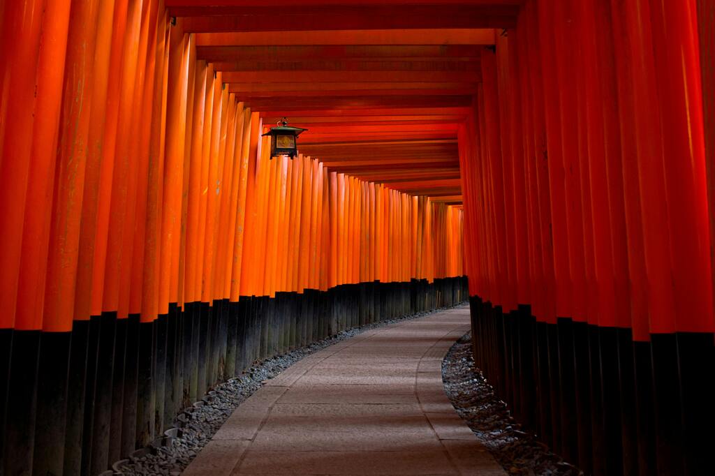 Rote Torii-Passage im Fushimi Inari Taisha-Schrein in Kyoto, Japan.