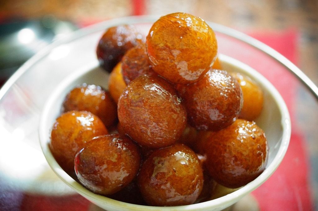Gulab Jamun, süße frittierte Teigbällchen, in Zuckersirup getränkt – eine beliebte Nachspeise in der indischen Küche.