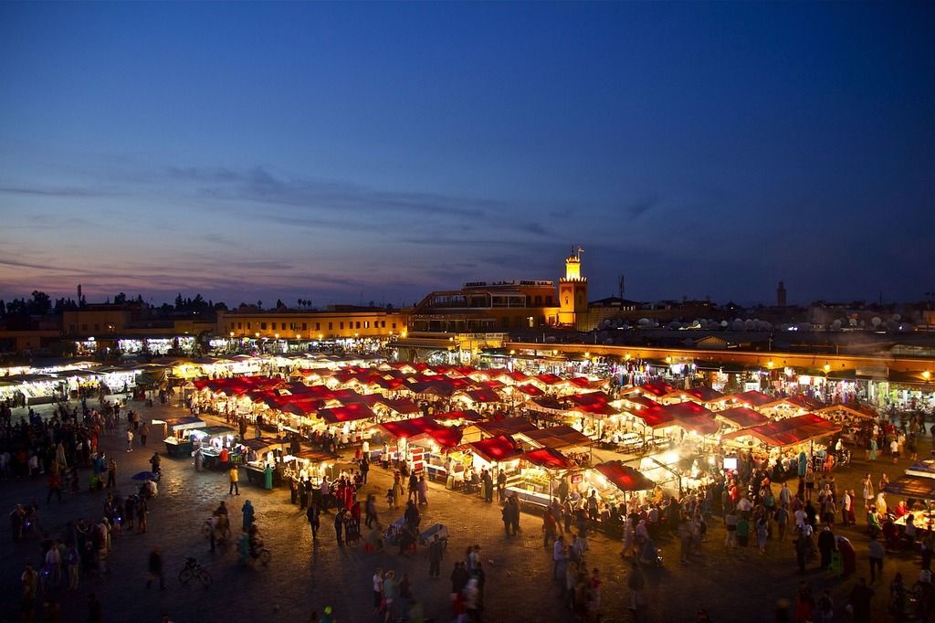 Jemaa el-Fnaa bei Nacht mit belebtem Markt und Essensständen in Marrakesch