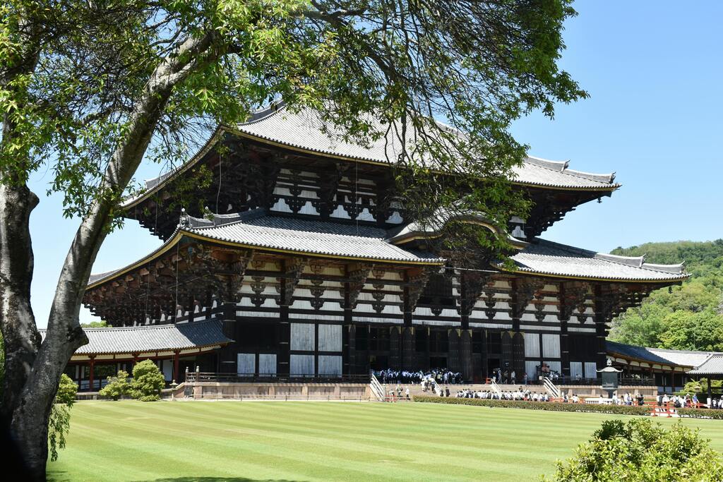 Todai-ji Tempel in Nara, Japan – Der beeindruckende Todai-ji Tempel in Nara mit seiner riesigen Holzstruktur, Heimat des Großen Buddha von Nara.
