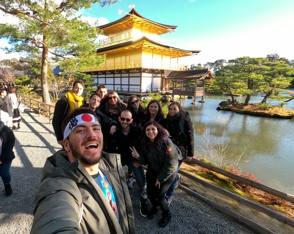 WeRoad-Gruppenreise nach Japan mit fröhlichen Reisenden vor dem Kinkaku-ji-Tempel.