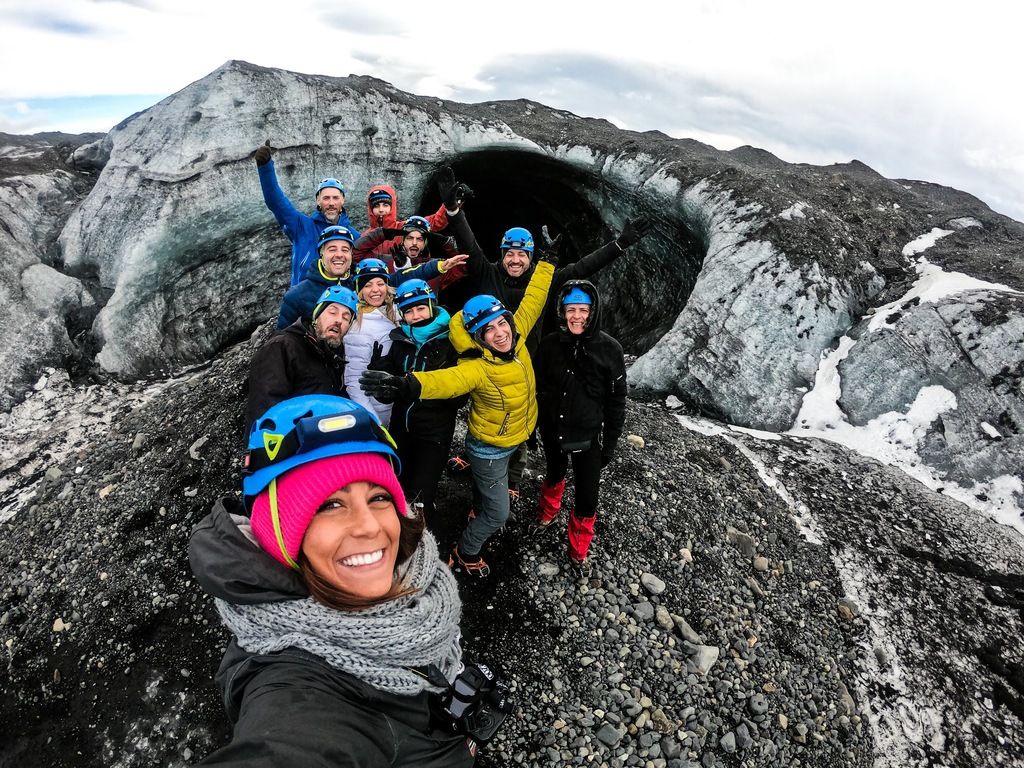 WeRoad-Gruppenreise auf einem Gletscher in Island
