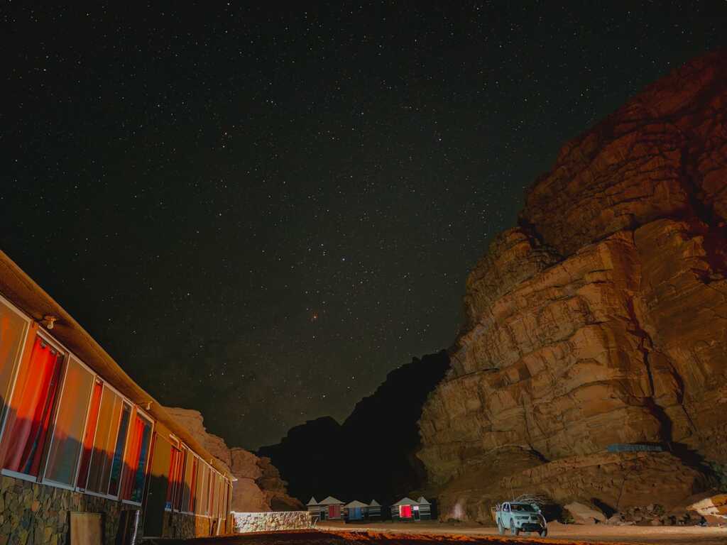 Sternenhimmel über einem Wüstencamp im Wadi Rum, Jordanien