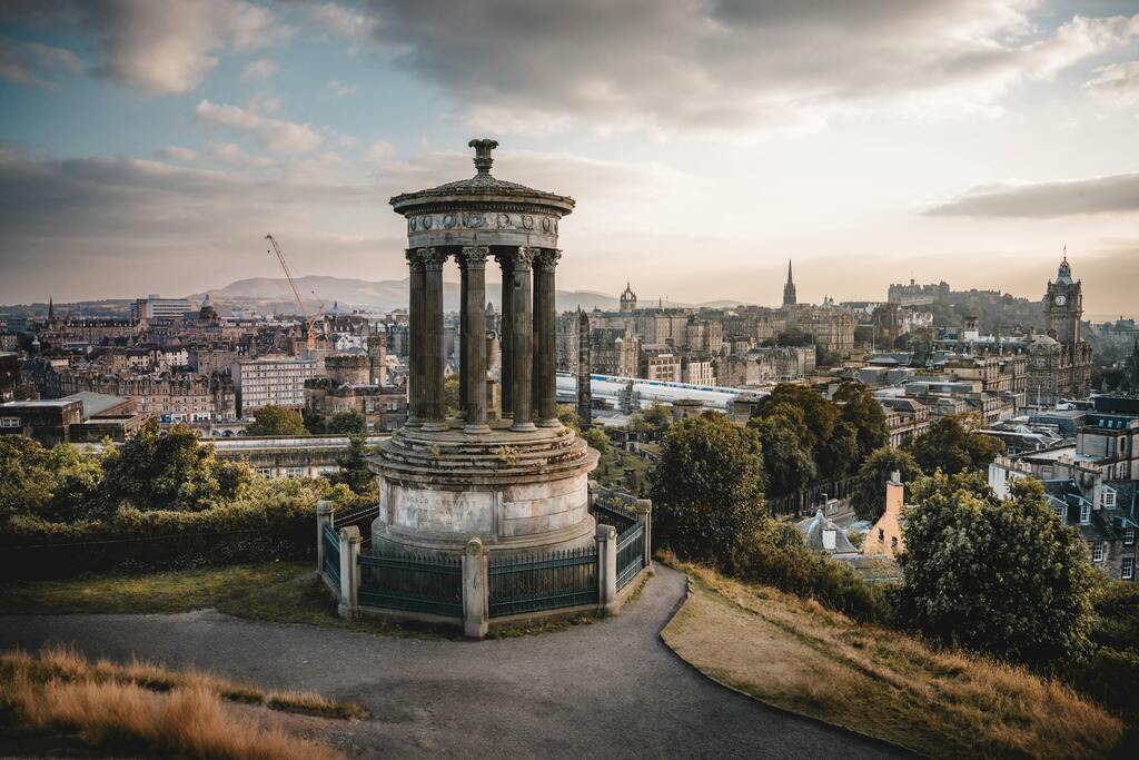 Calton Hill mit dem Dugald Stewart Monument und Blick auf die Stadt Edinburgh.