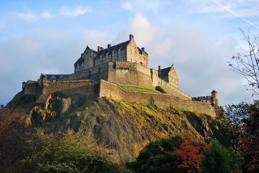 Edinburgh Castle auf einem Hügel bei Sonnenuntergang.
