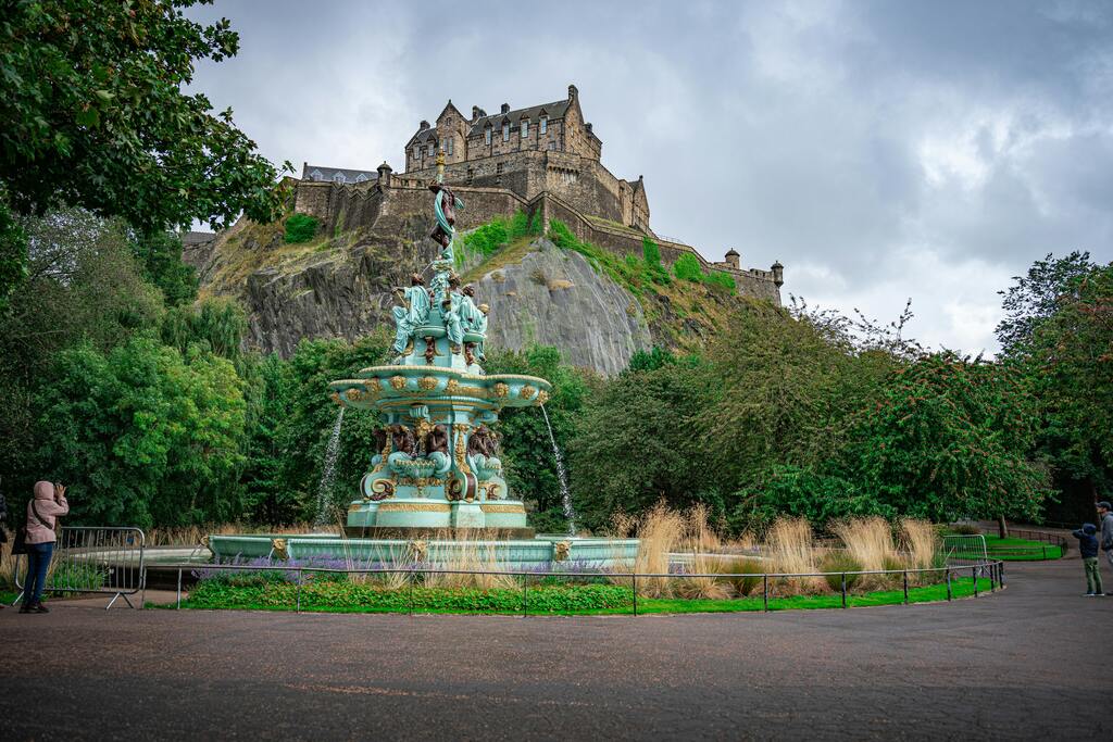 Der Ross Fountain im Princes Street Gardens mit dem Edinburgh Castle im Hintergrund.