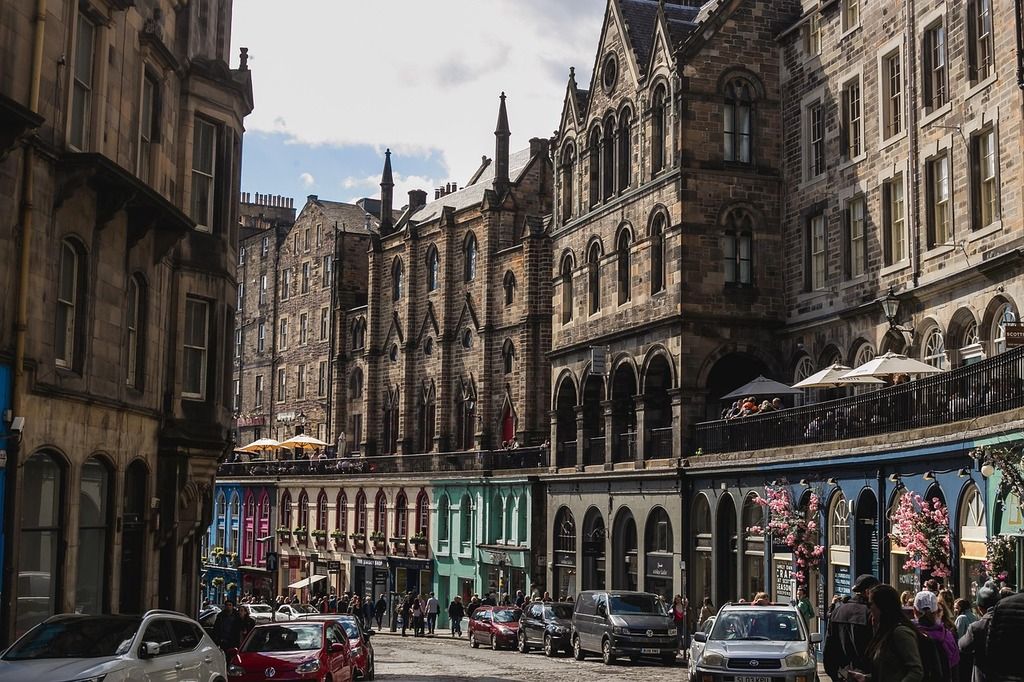 Victoria Street, eine farbenfrohe und geschwungene Straße mit mittelalterlicher Architektur in Edinburgh.
