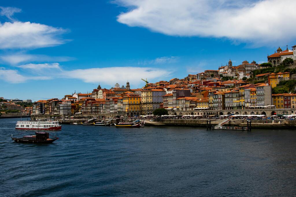 Panoramablick auf die farbenfrohen Häuser und das Flussufer von Porto am Douro in Portugal.