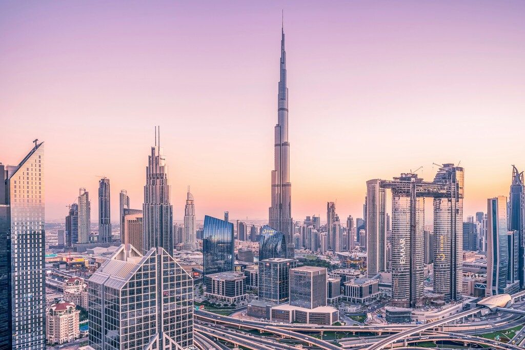 Skyline von Dubai mit dem Burj Khalifa bei Sonnenuntergang