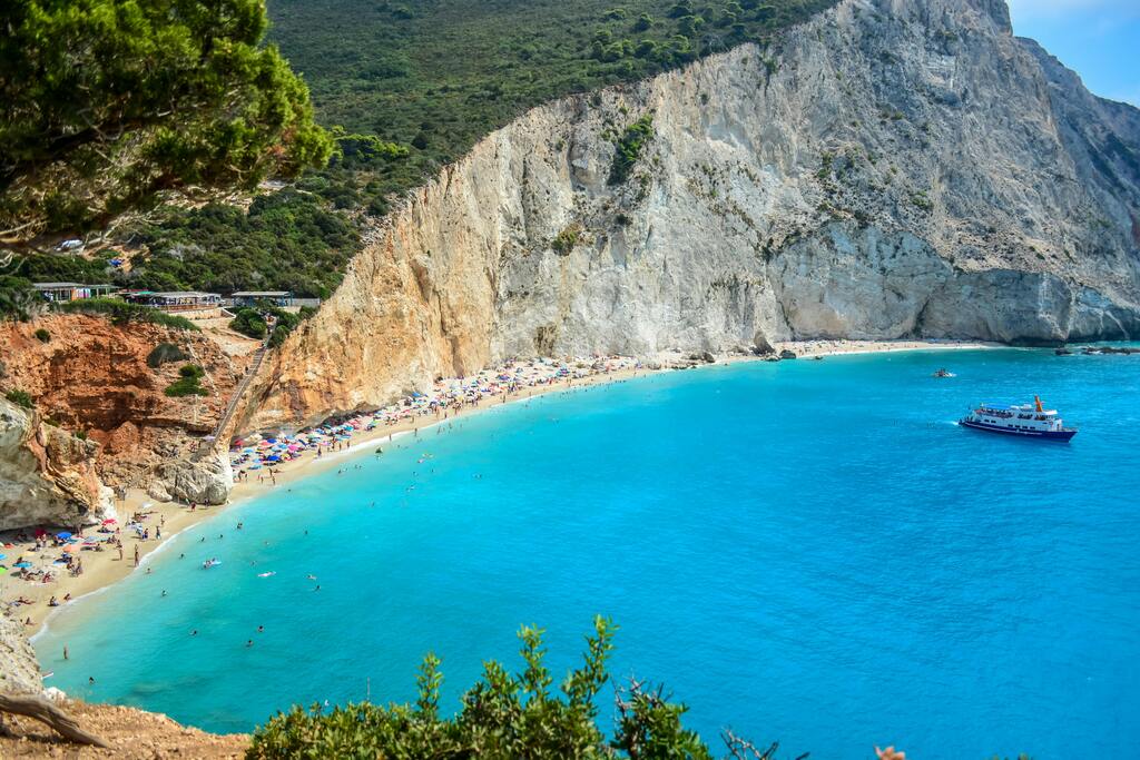 Atemberaubender Blick auf einen Strand mit hohen Klippen und türkisfarbenem Wasser auf Lefkada, Griechenland