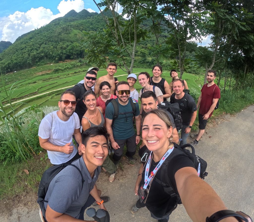 WeRoad Gruppe bei einer Wanderung durch grüne Reisterrassen in Vietnam