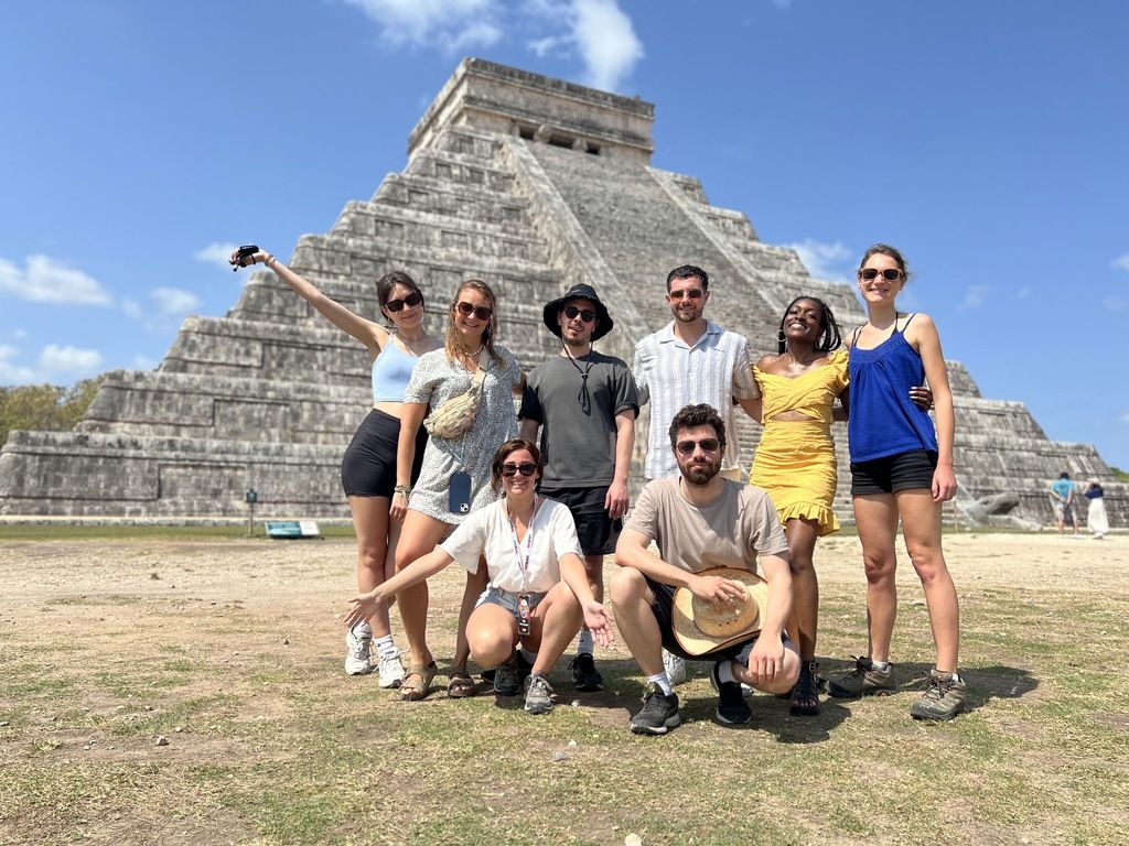 WeRoad Gruppe vor der Maya-Pyramide in Chichén Itzá, Mexiko