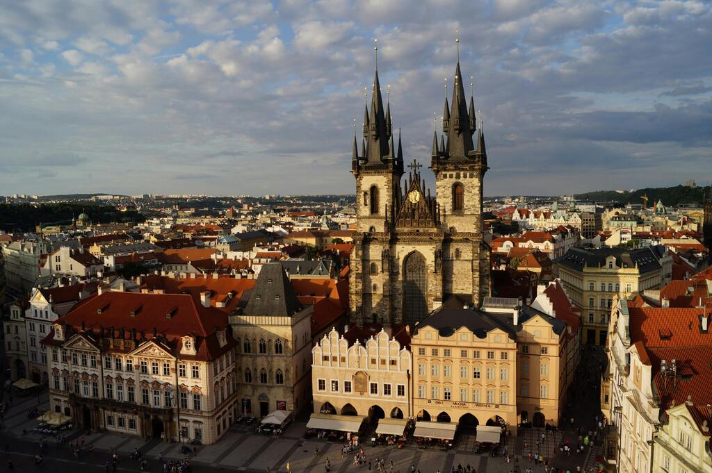 Altstädter Ring in Prag mit der Teynkirche im Hintergrund.