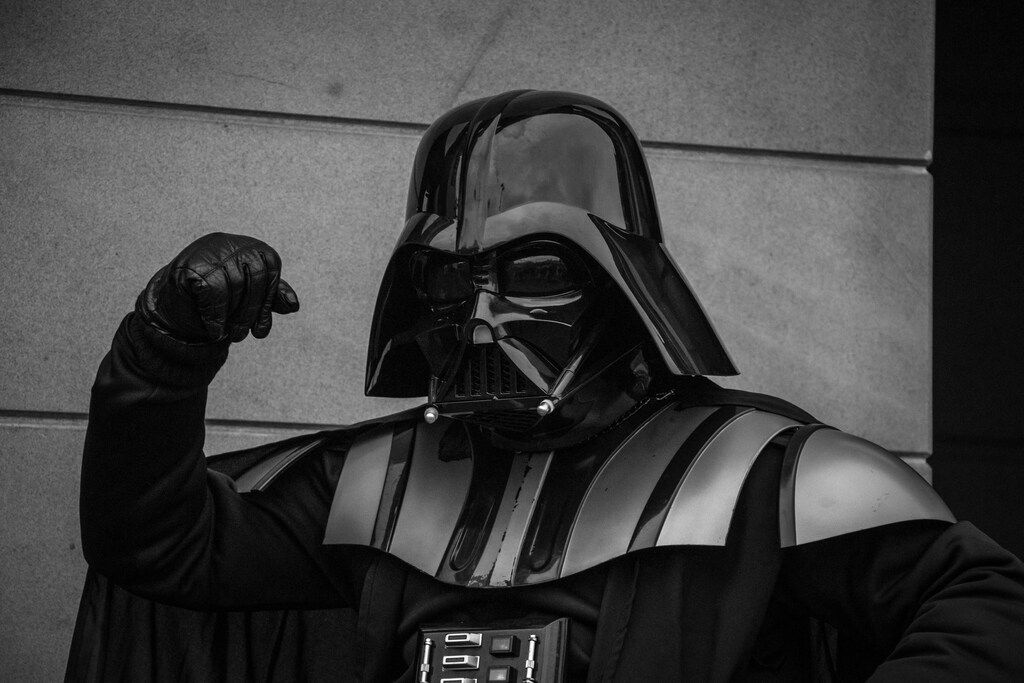 Darth Vader zeigt seinen Bizeps in einer starken Pose