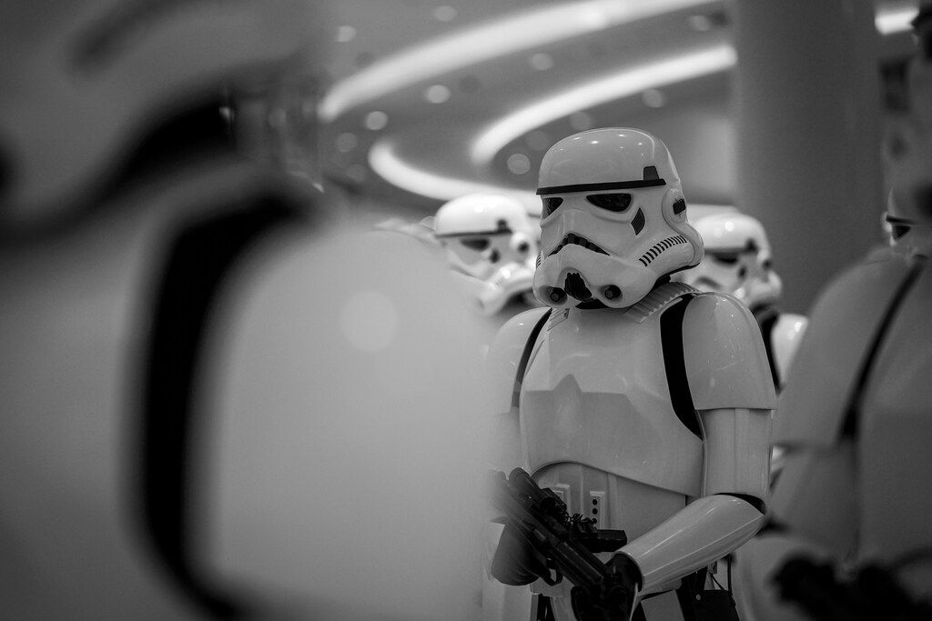 Stormtrooper in Nahaufnahme mit weiteren im Hintergrund
