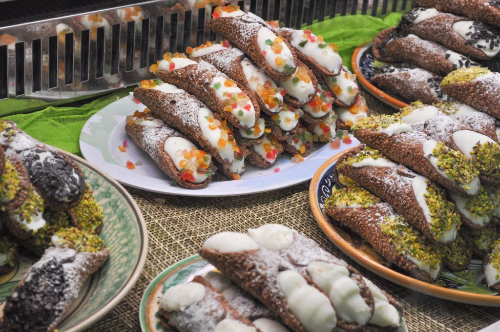 Cannoli-Sizilianische Süßspeise: Teller mit traditionellen sizilianischen Cannoli, gefüllt mit Ricotta und garniert mit Puderzucker.