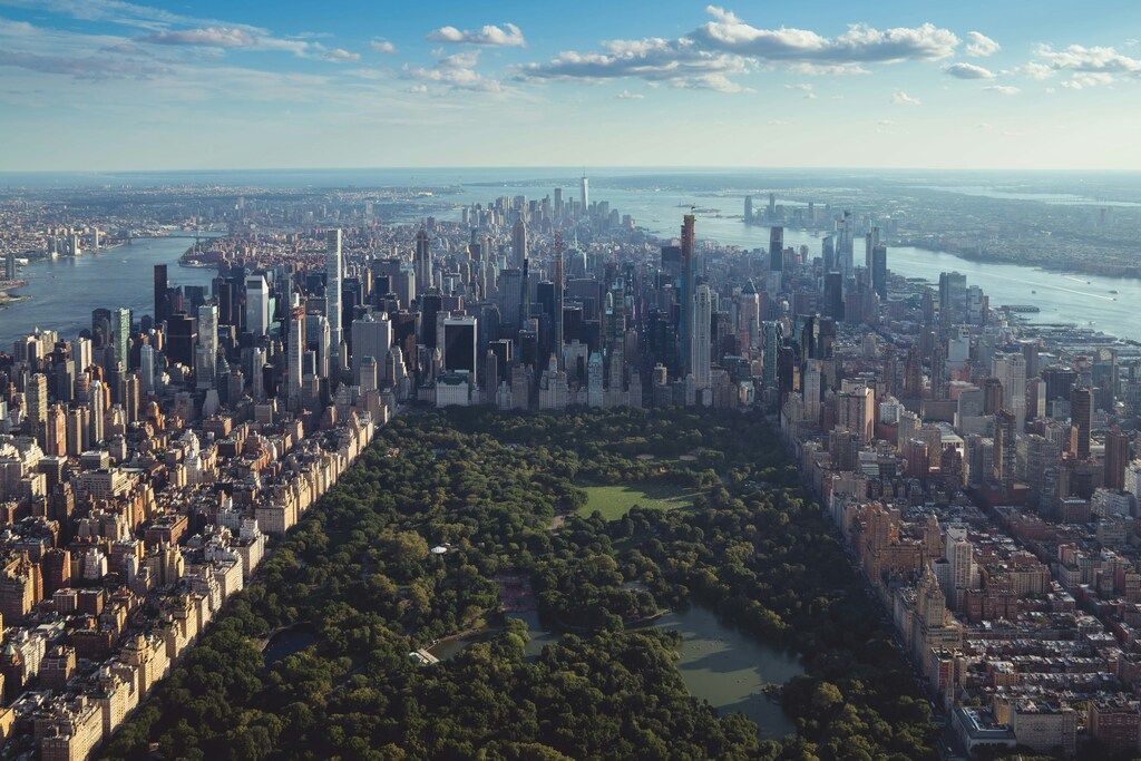 Luftaufnahme des Central Parks, umgeben von den Wolkenkratzern von Manhattan.