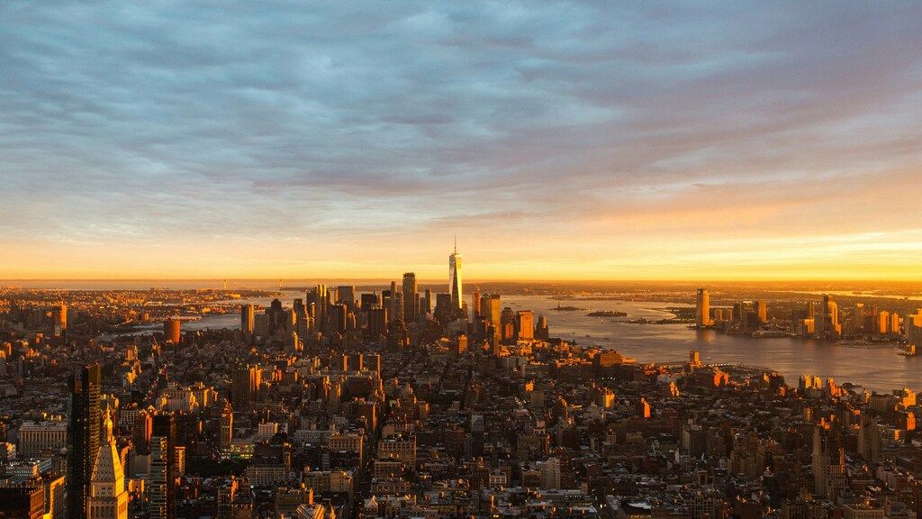 Panoramablick auf Manhattan bei Sonnenuntergang mit dem Hudson River.