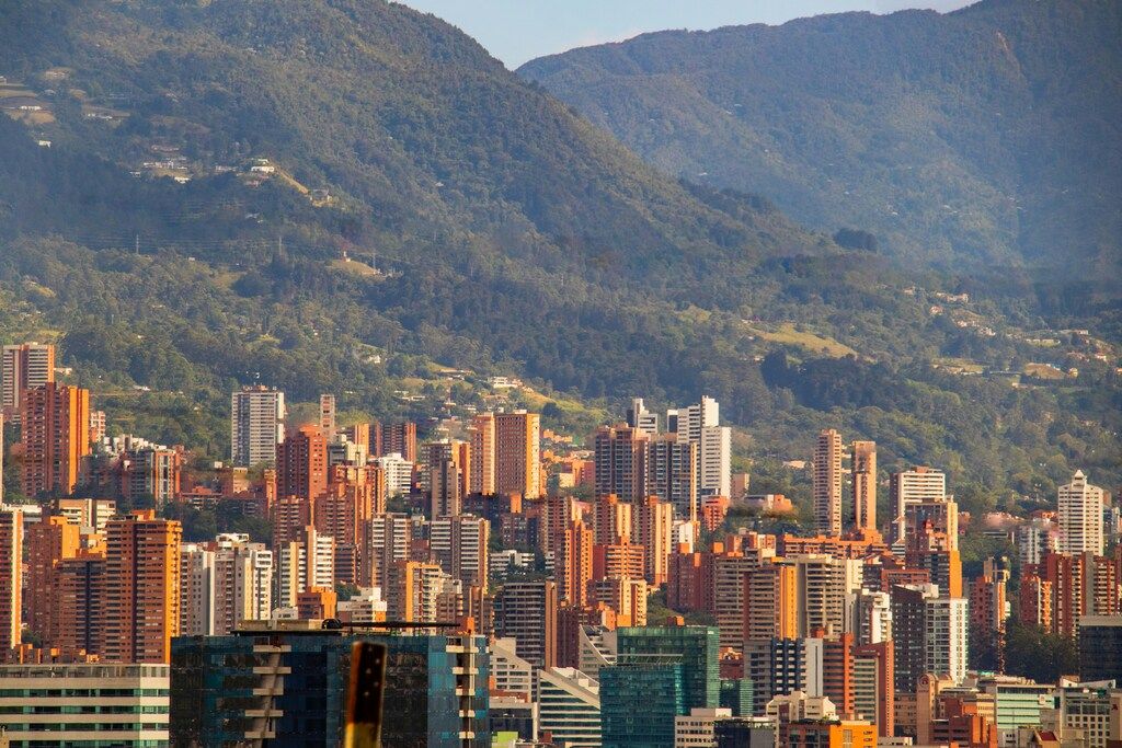 Skyline von Medellín mit grünen Bergen im Hintergrund