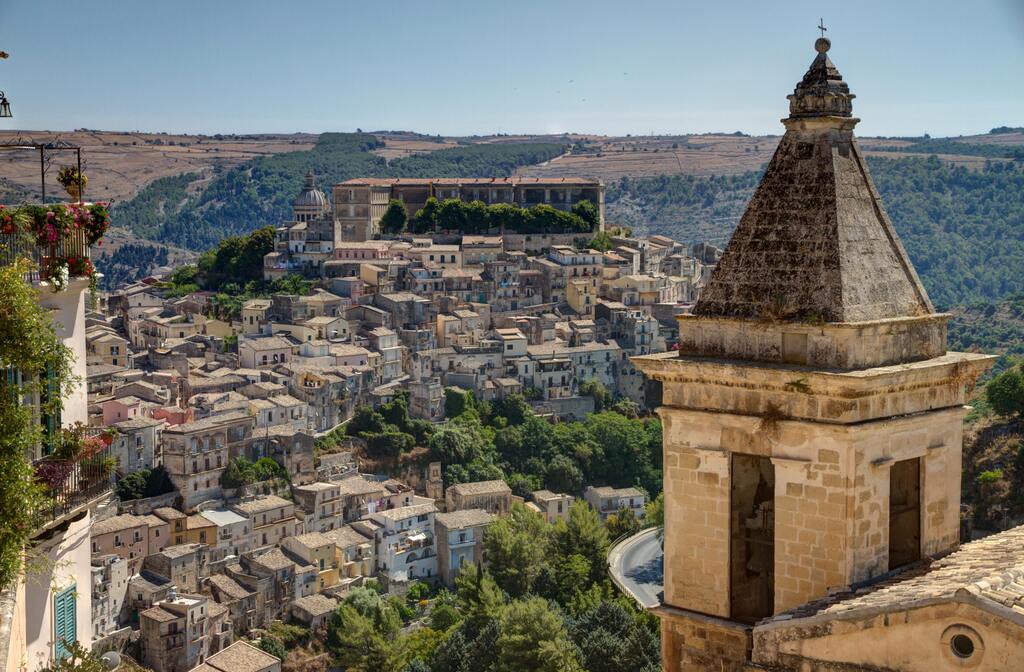Historisches Stadtbild von Ragusa Ibla mit Blick auf die Hügel und barocken Kirchen Siziliens