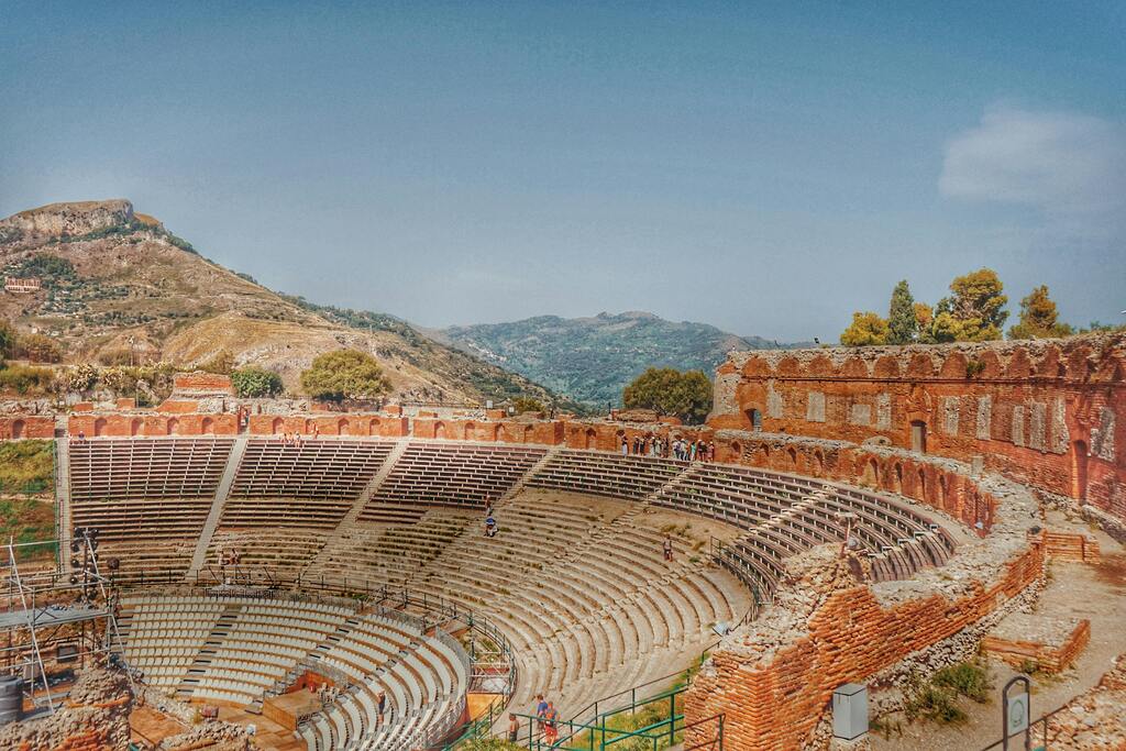 Antikes griechisch-römisches Theater in Taormina mit Blick auf Berge und das Meer