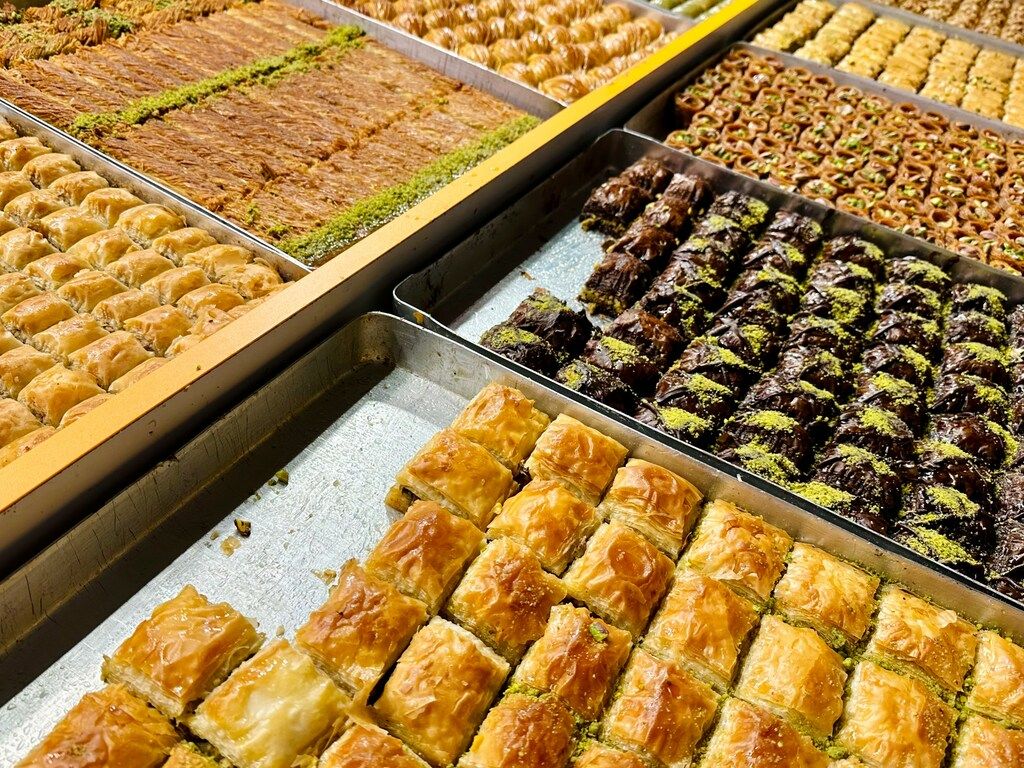Auslage mit verschiedenen Baklava-Sorten in einem Laden