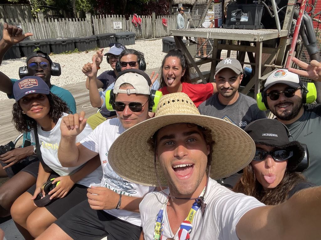 WeRoad-Reisegruppe mit Ohrenschützern auf einem Airboat-Abenteuer in den Everglades