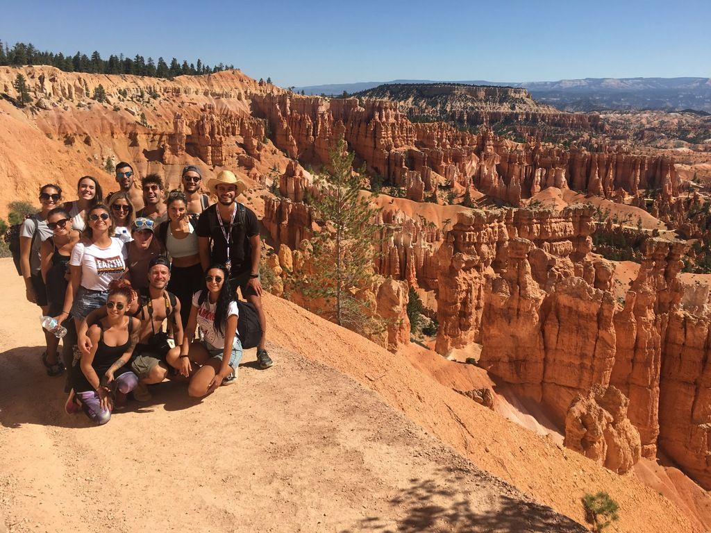 Gruppe von WeRoad-Reisenden posiert am Rand des Bryce Canyon Nationalparks