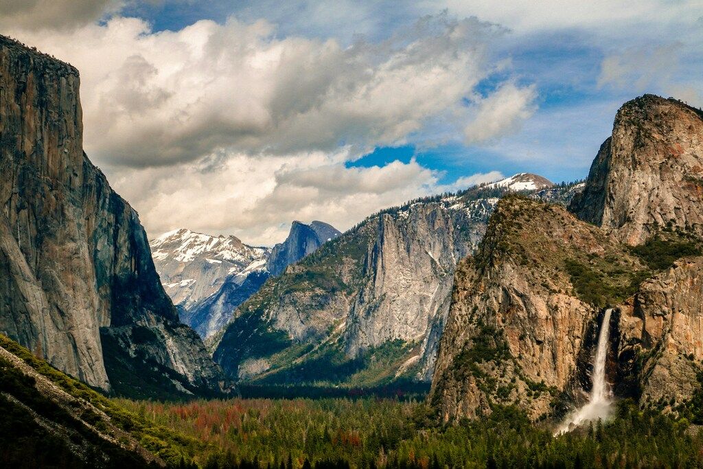 Panoramablick auf das Yosemite-Tal mit Wasserfall und schneebedeckten Bergen