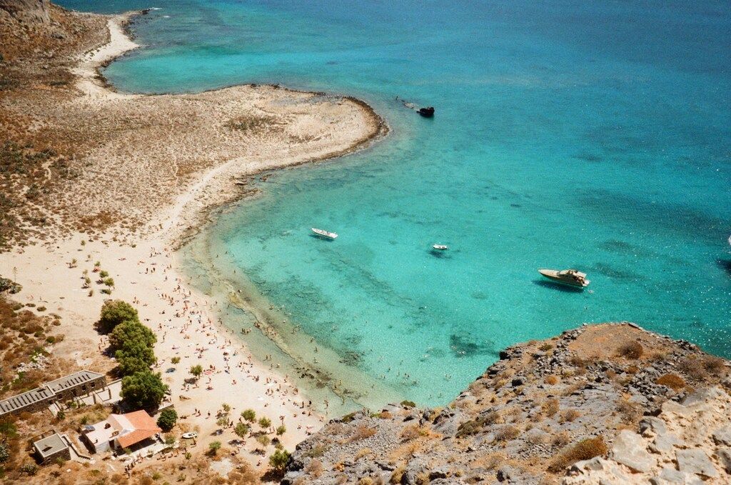 Panorama von Balos Beach auf Kreta mit seichtem Wasser und Booten in der Bucht.