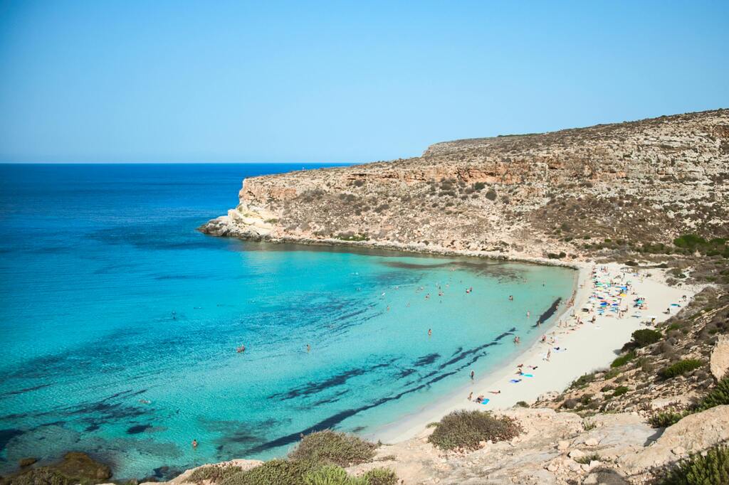 Traumhafte Bucht der Spiaggia dei Conigli auf Lampedusa mit kristallklarem Wasser.