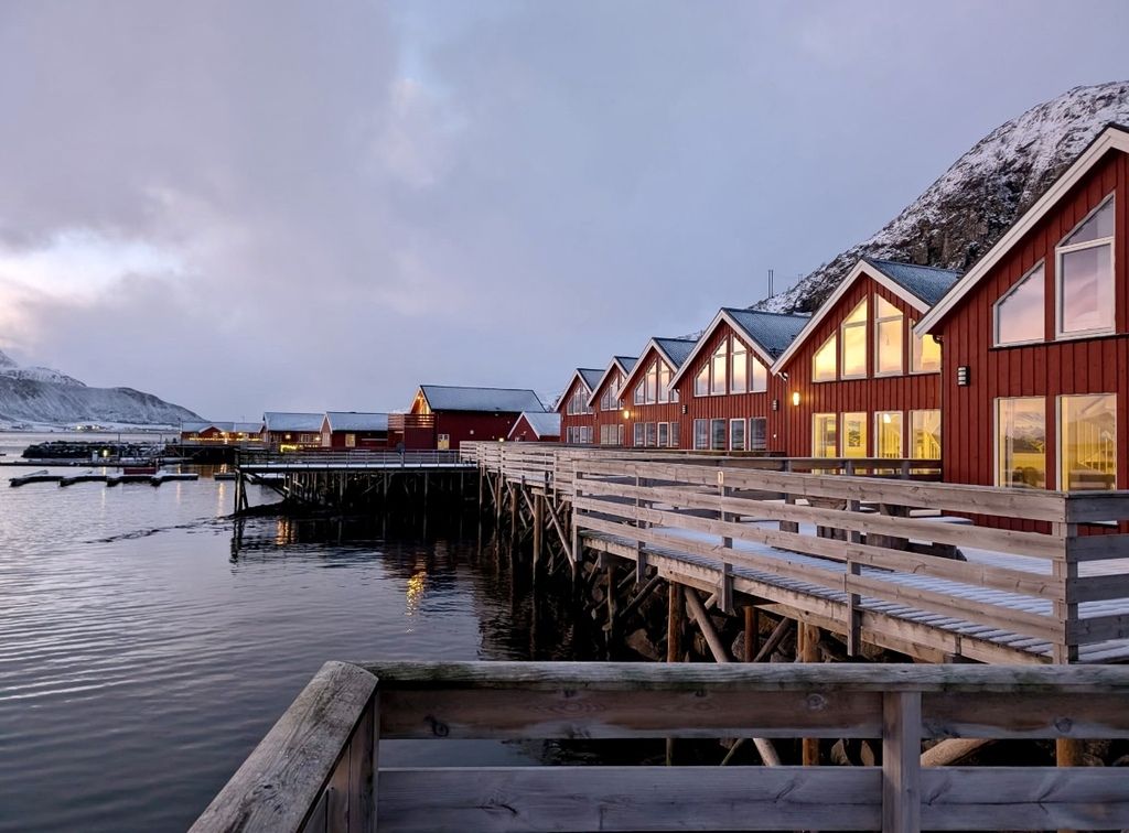 Traditionelle rote Rorbu-Hütten am Wasser auf den Lofoten im Winter