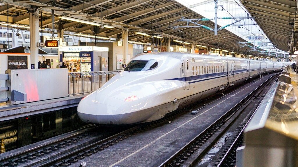 Shinkansen-Hochgeschwindigkeitszug am Bahnsteig in Tokio