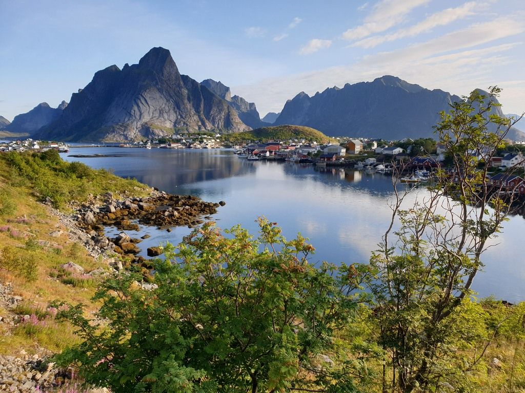 Küstenlandschaft von Reine auf den Lofoten, umgeben von majestätischen Bergen