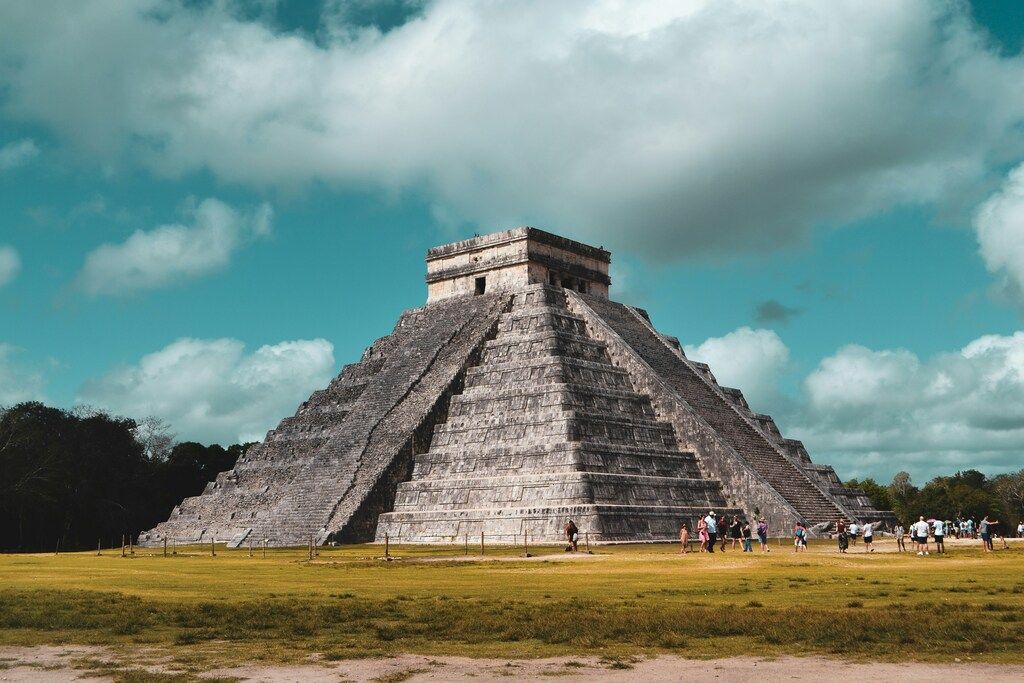 Die Pyramide von Chichén Itzá unter einem dramatischen Himmel
