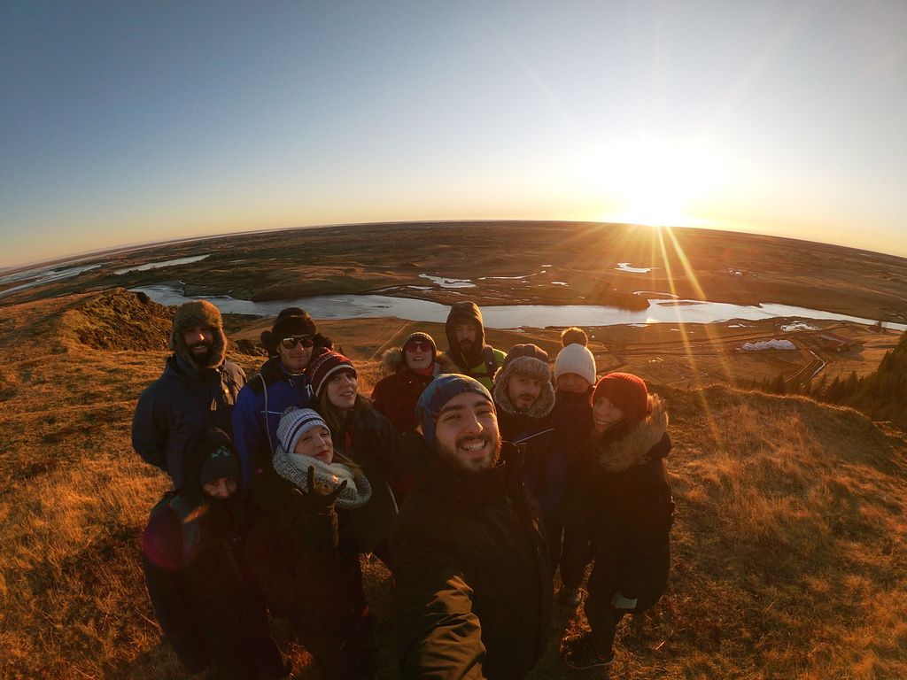 WeRoad-Reisegruppe macht ein Selfie bei Sonnenuntergang in der Natur