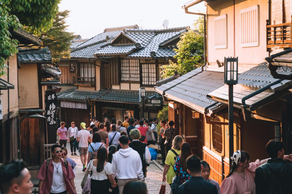 Touristenmassen in einer engen Gasse im historischen Kyoto während der belebten Golden Week in Japan.