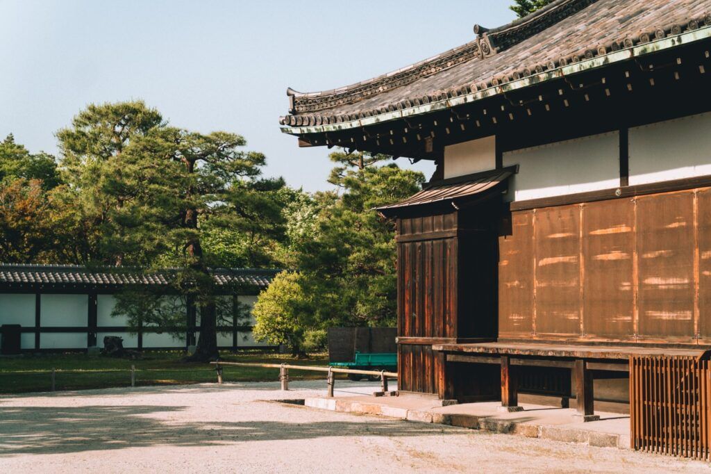 Ein Gebäude der Burg Nijo in Kyoto, Japan, inmitten von Gärten.