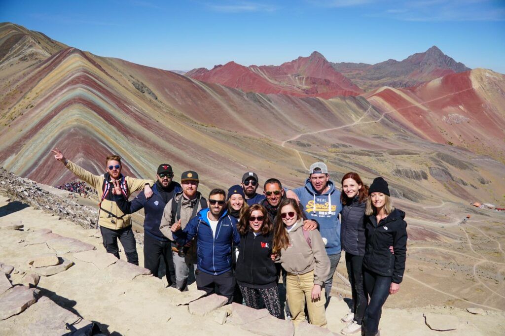 WeRoad Reisegruppe auf den Rainbow Mountains in Peru.