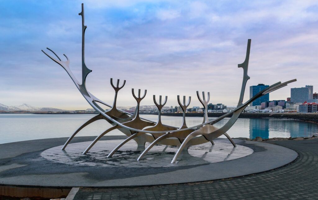 Die Stahlskelett-Skulptur Sólfarið (Sun Voyager) in Form eines Wikingerschiffs an der Uferpromenade von Reykjavik.