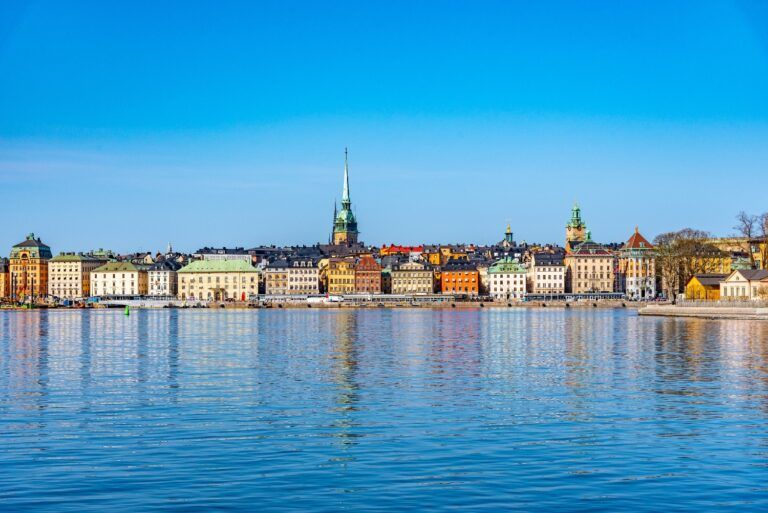 Historische Skyline von Stockholm mit Gamla Stan und St. Nikolai Kirche, reflektiert im Wasser.